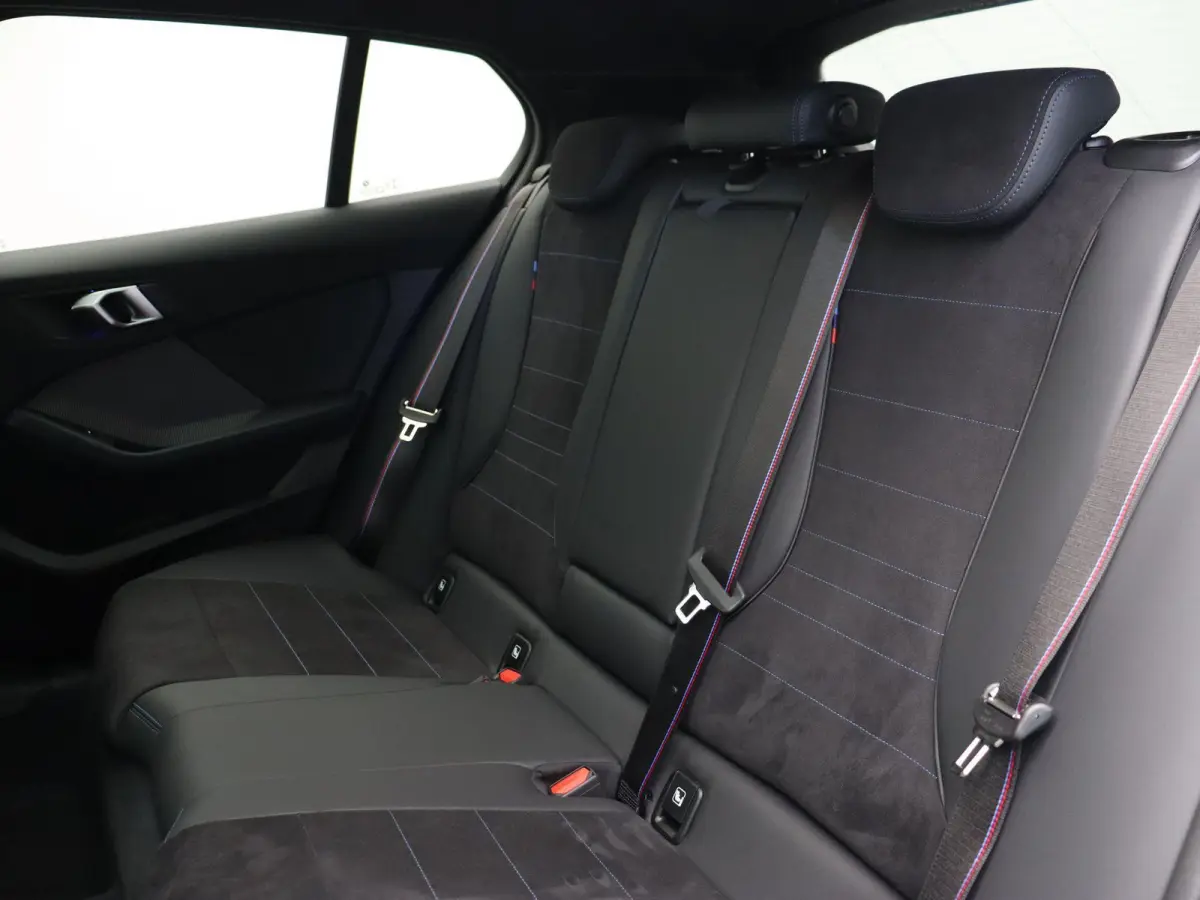 123 xDrive M Sportpakket Pro | Innovation Pack | Trekhaak | Stuurwielrand verwarmd | Panoramadak | Elektrisch verstelbare M Sportstoelen | Driving Assistant Plus | Head Up Display | Harman K