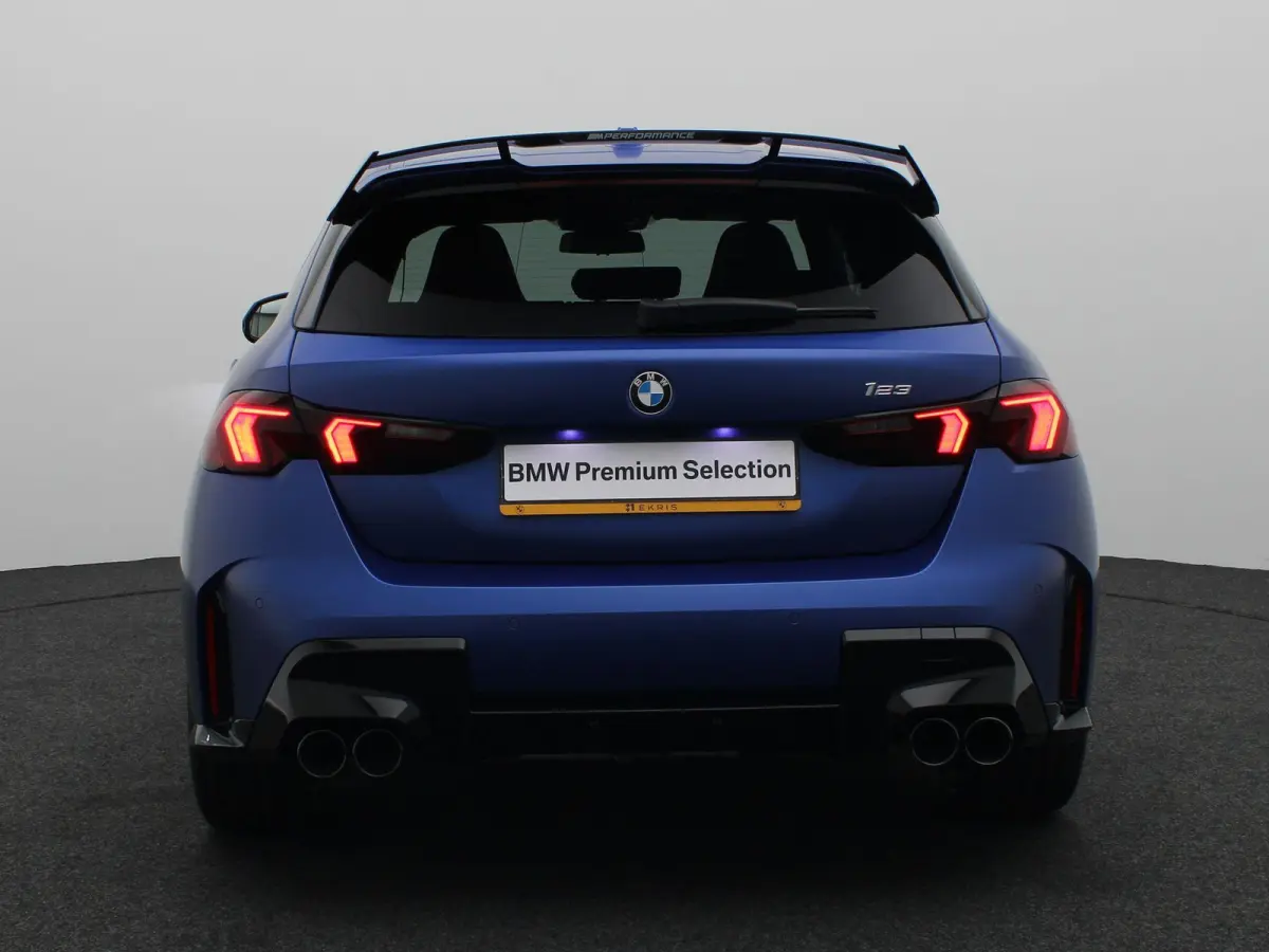123 xDrive M Sportpakket Pro | Innovation Pack | Trekhaak | Stuurwielrand verwarmd | Panoramadak | Elektrisch verstelbare M Sportstoelen | Driving Assistant Plus | Head Up Display | Harman K