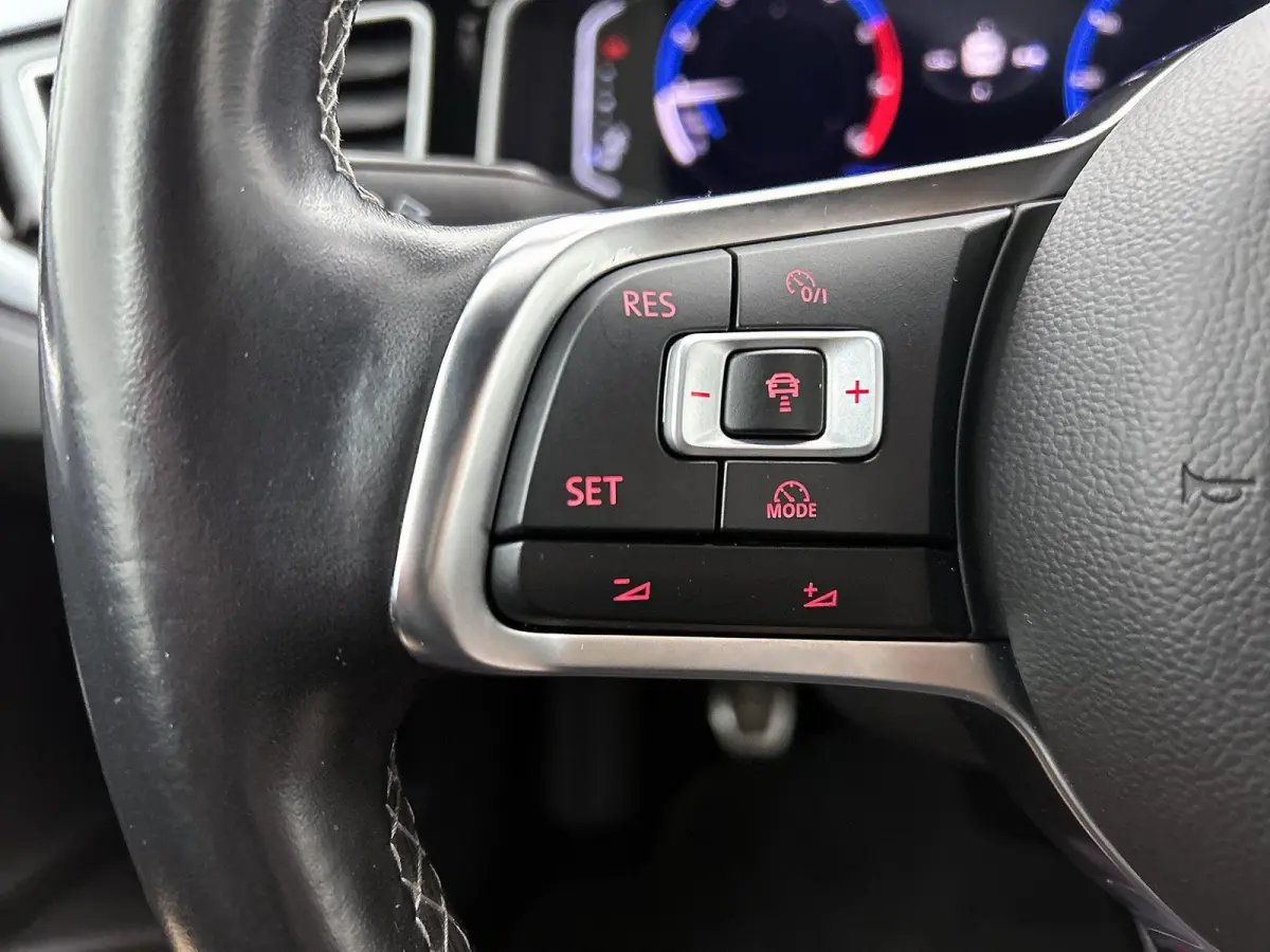 1.0 TSI Highline | Stoelverwarming | R-Line | Airco | Carplay | Parkeersensoren | Cruise control |