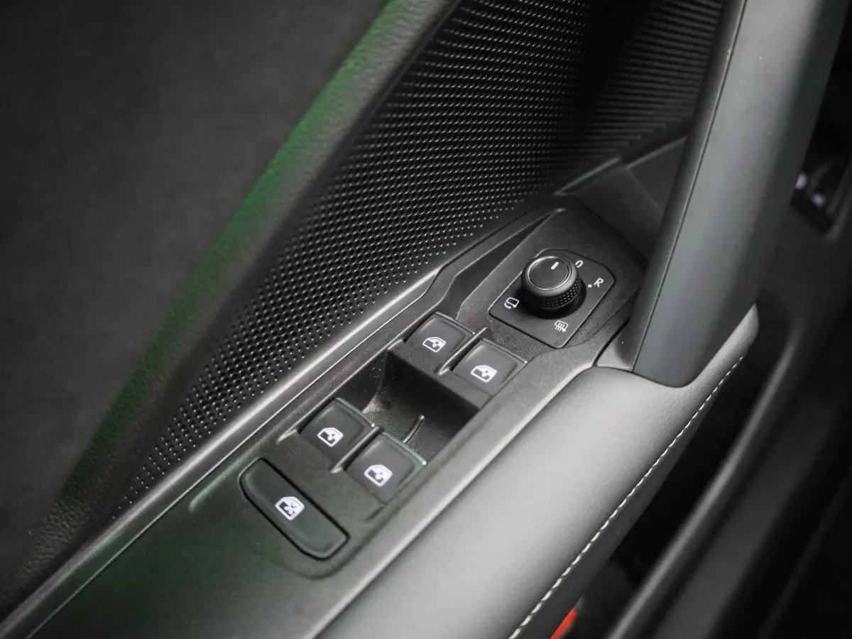 1.5 eHybrid R-Line Edition 204 PK| Origineel Nederlands | LEDER Interieur | Trekhaak | 360 Camera | Stoelventilatie | Stoelverwarming | Stuurwielverwarming