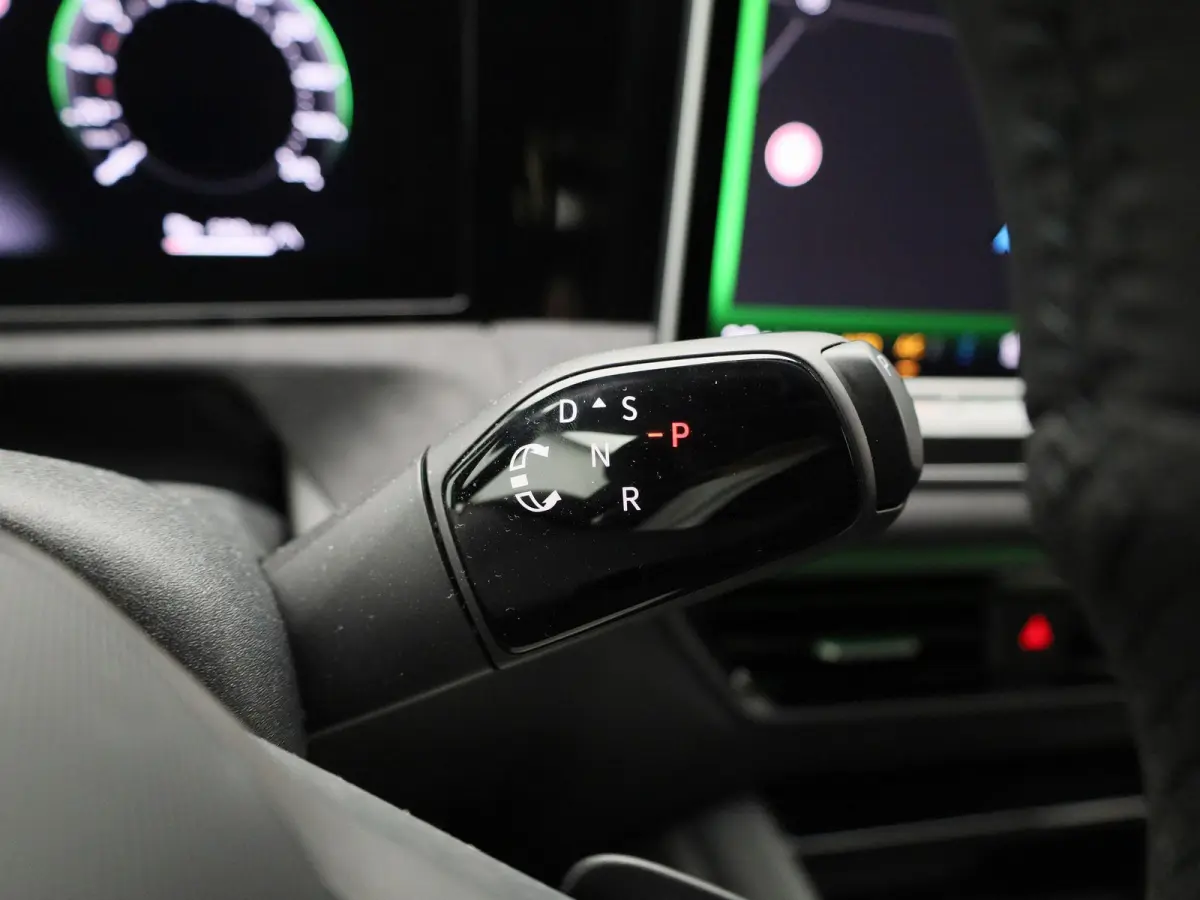 1.5 eHybrid R-Line Edition 204 PK| Origineel Nederlands | LEDER Interieur | Trekhaak | 360 Camera | Stoelventilatie | Stoelverwarming | Stuurwielverwarming