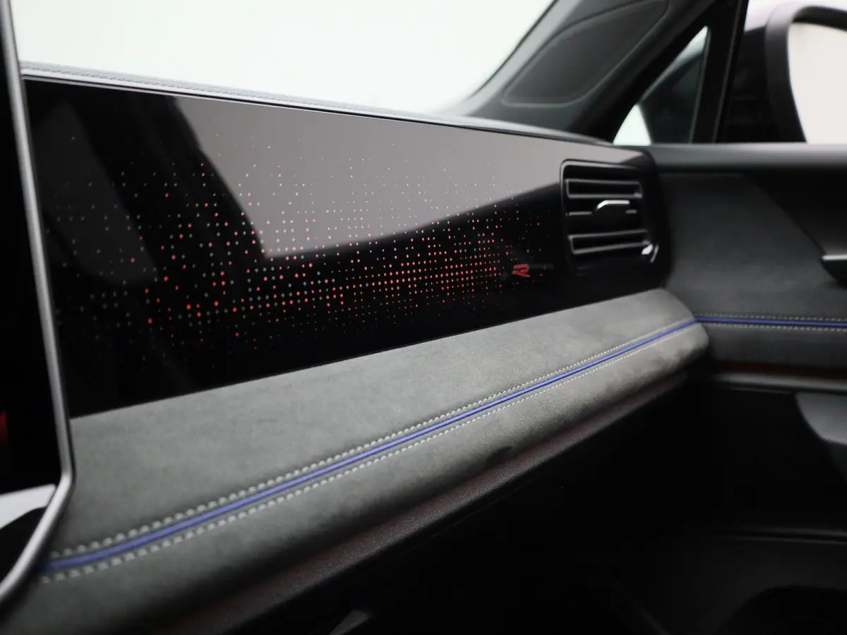 1.5 eHybrid R-Line Edition 204 PK| Origineel Nederlands | Trekhaak | LEDER Interieur | 360 Camera | Stoelventilatie | Stuurwielverwarming | Stoelverwarming