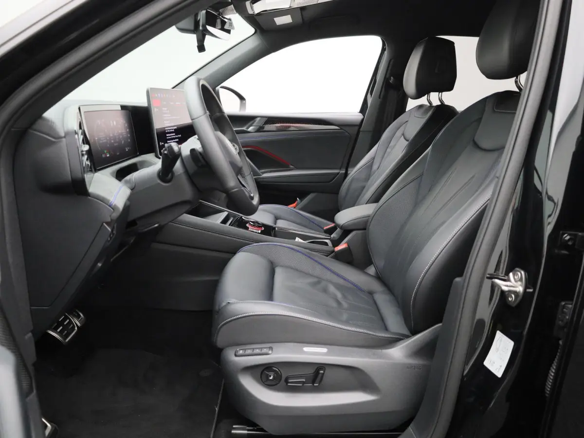 1.5 eHybrid R-Line Edition 204 PK| Origineel Nederlands | Trekhaak | LEDER Interieur | 360 Camera | Stoelventilatie | Stuurwielverwarming | Stoelverwarming