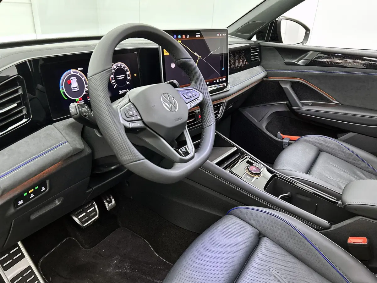 1.5 eHybrid R-Line Edition 272 PK| Origineel Nederlands | LEDER Interieur | Panoramadak | Trekhaak | Stoelventilatie | Stoelverwarming | 360 Camera