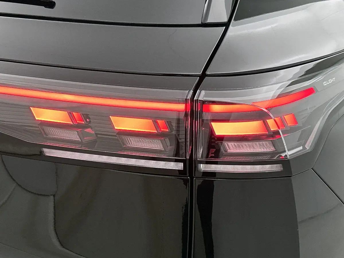 1.5 eHybrid R-Line Edition 272 PK| Origineel Nederlands | LEDER Interieur | Panoramadak | Trekhaak | Stoelventilatie | Stoelverwarming | 360 Camera