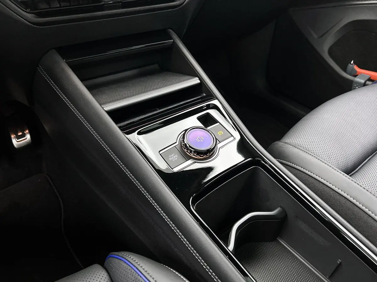 1.5 eHybrid R-Line Edition 272 PK| Origineel Nederlands | LEDER Interieur | Panoramadak | Trekhaak | Stoelventilatie | Stoelverwarming | 360 Camera