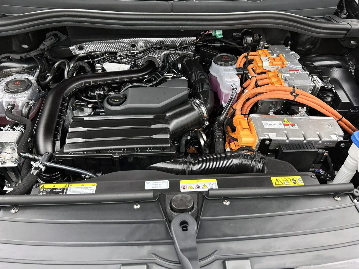 1.5 eHybrid R-Line Edition 272 PK| Origineel Nederlands | LEDER Interieur | Panoramadak | Trekhaak | Stoelventilatie | Stoelverwarming | 360 Camera