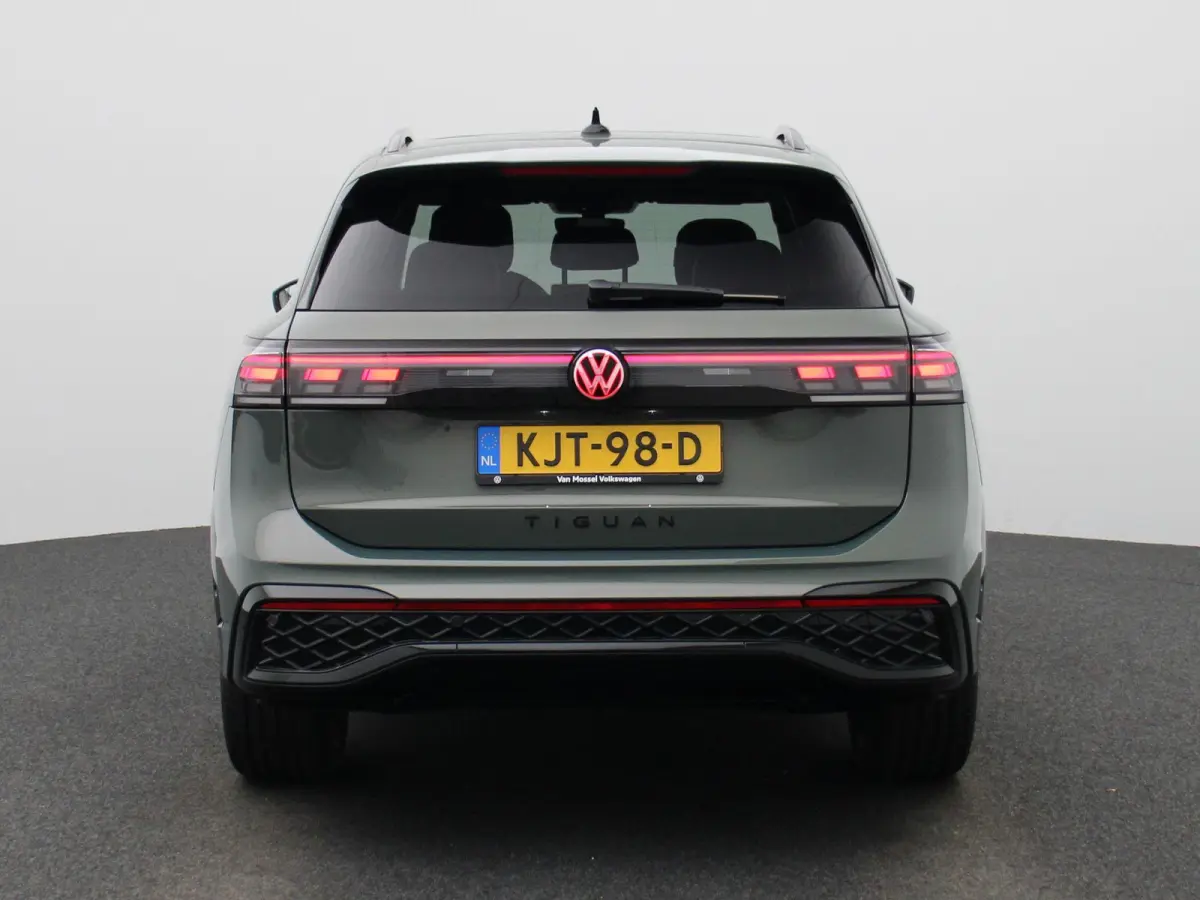 1.5 eHybrid R-Line Edition 272 PK| Origineel Nederlands | LEDER Interieur | Trekhaak | Panoramadak | 360 Camera | Stoelverwarming | Stoelventilatie | Stuurwielverwarming