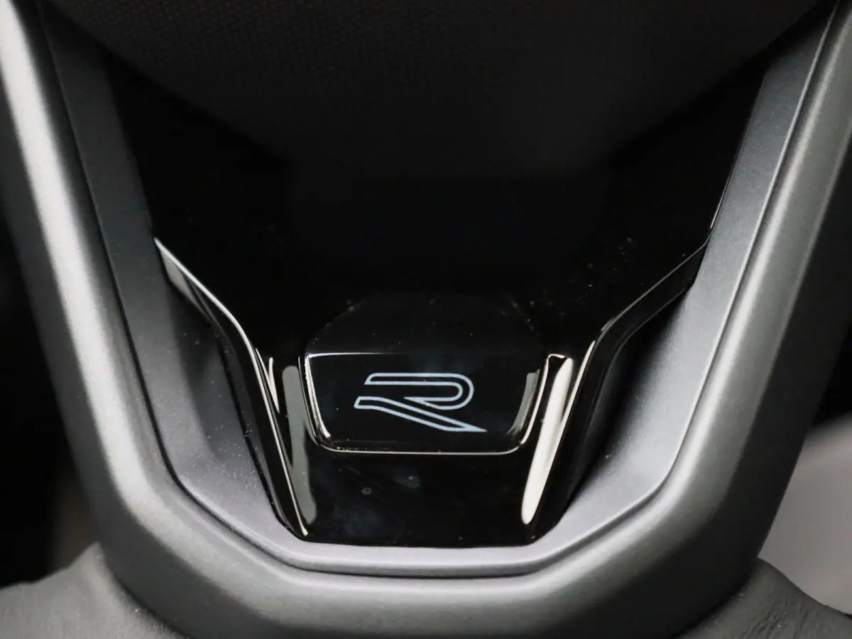 1.5 eHybrid R-Line Edition 272 PK| Origineel Nederlands | LEDER Interieur | Trekhaak | Panoramadak | 360 Camera | Stoelverwarming | Stoelventilatie | Stuurwielverwarming