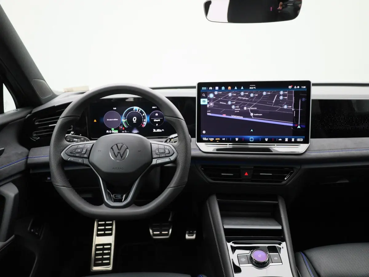 1.5 eHybrid R-Line Edition 272 PK| Origineel Nederlands | LEDER Interieur | Trekhaak | Panoramadak | 360 Camera | Stoelverwarming | Stoelventilatie | Stuurwielverwarming