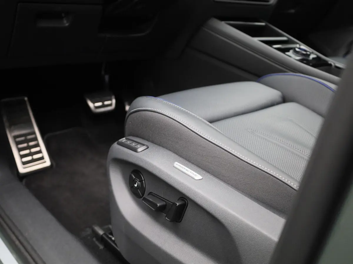 1.5 eHybrid R-Line Edition 272 PK| Origineel Nederlands | LEDER Interieur | Trekhaak | Panoramadak | 360 Camera | Stoelverwarming | Stoelventilatie | Stuurwielverwarming