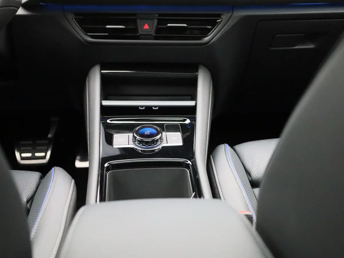 1.5 eHybrid R-Line Edition 272 PK| Origineel Nederlands | LEDER Interieur | Trekhaak | Panoramadak | 360 Camera | Stoelverwarming | Stoelventilatie | Stuurwielverwarming