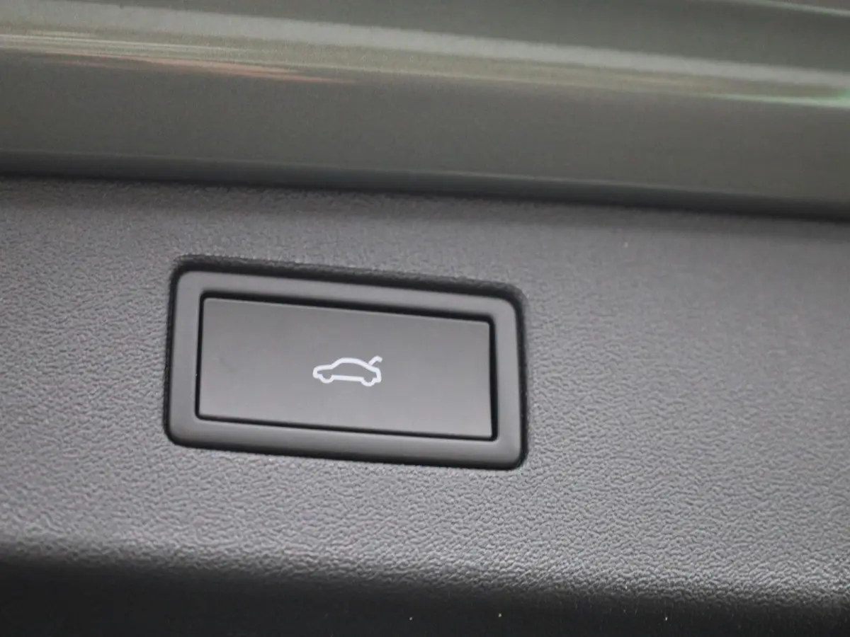 1.5 eHybrid R-Line Edition 272 PK| Origineel Nederlands | LEDER Interieur | Trekhaak | Panoramadak | 360 Camera | Stoelverwarming | Stoelventilatie | Stuurwielverwarming