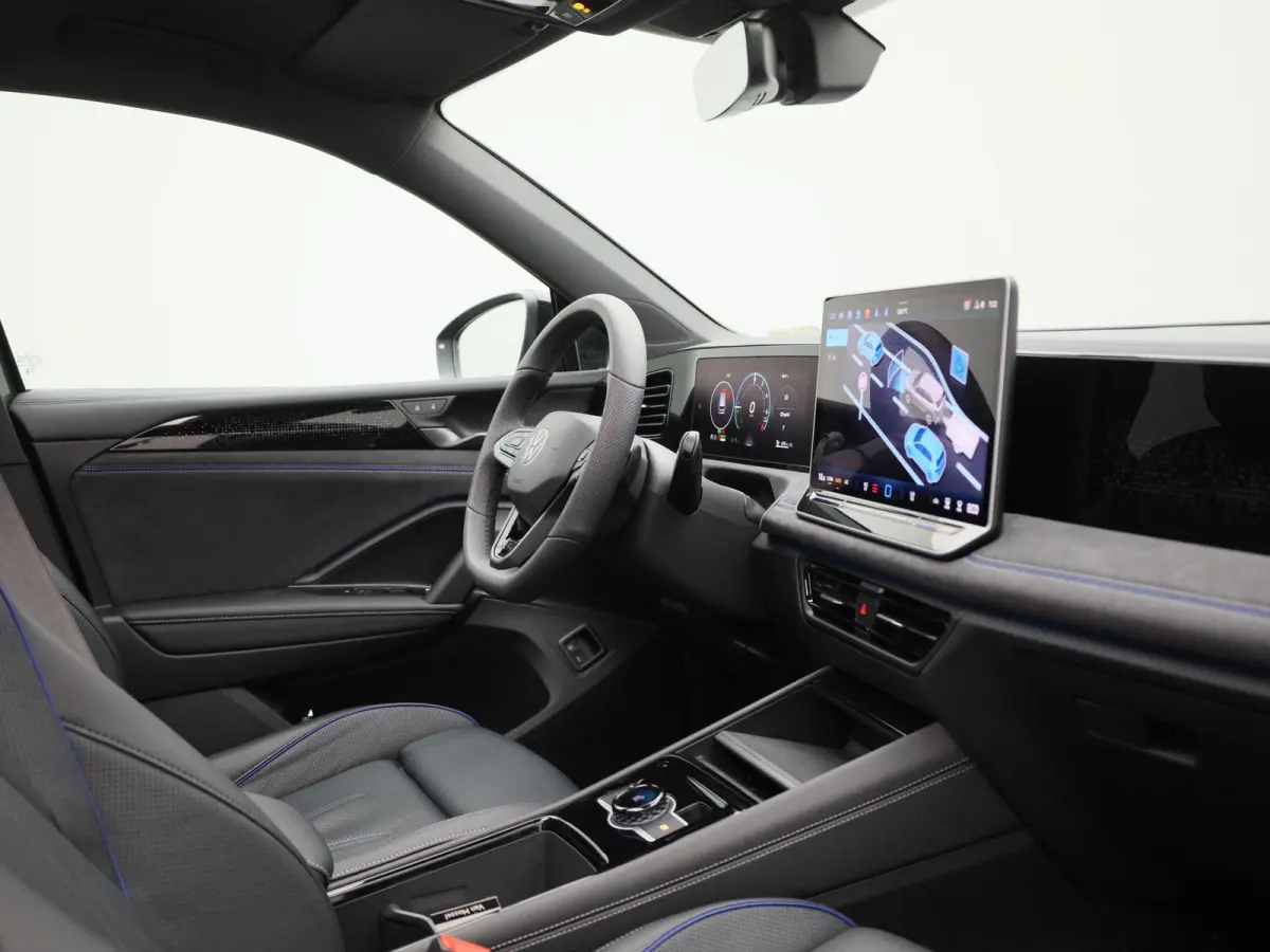 1.5 eHybrid R-Line Edition 272 PK| Origineel Nederlands | LEDER Interieur | Trekhaak | Panoramadak | 360 Camera | Stoelverwarming | Stoelventilatie | Stuurwielverwarming