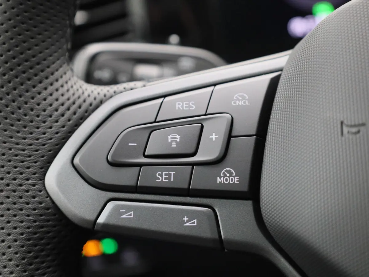1.5 eHybrid R-Line Edition 272 PK| Origineel Nederlands | LEDER Interieur | Trekhaak | Panoramadak | 360 Camera | Stoelverwarming | Stoelventilatie | Stuurwielverwarming