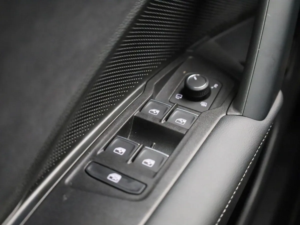 1.5 eHybrid R-Line Edition 272 PK| Origineel Nederlands | LEDER Interieur | Trekhaak | Panoramadak | 360 Camera | Stoelverwarming | Stoelventilatie | Stuurwielverwarming