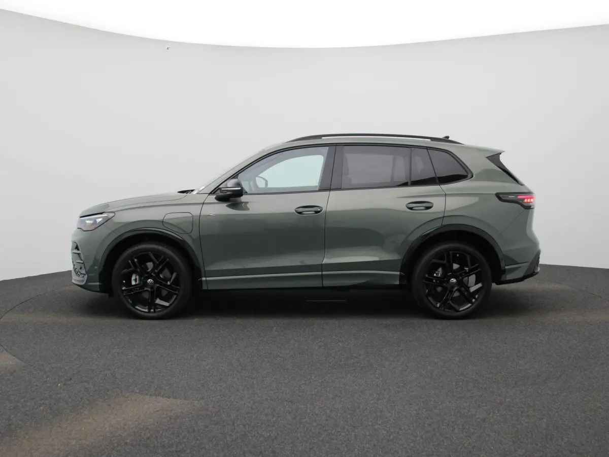 1.5 eHybrid R-Line Edition 272 PK| Origineel Nederlands | LEDER Interieur | Trekhaak | Panoramadak | 360 Camera | Stoelverwarming | Stoelventilatie | Stuurwielverwarming