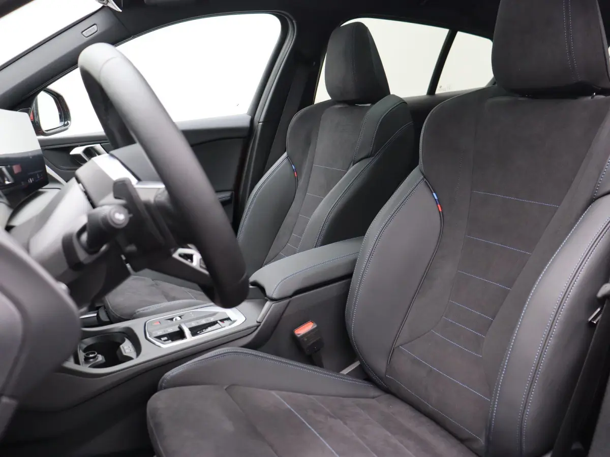 120 M Sportpakket | Premium Pack | Stuurwielrand verwarmd | Panoramadak | Driving Assistant | Harman Kardon | 19''