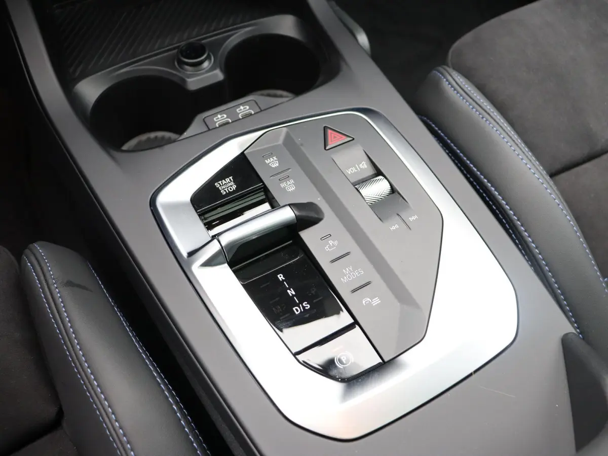 120 M Sportpakket | Premium Pack | Stuurwielrand verwarmd | Panoramadak | Driving Assistant | Harman Kardon | 19''