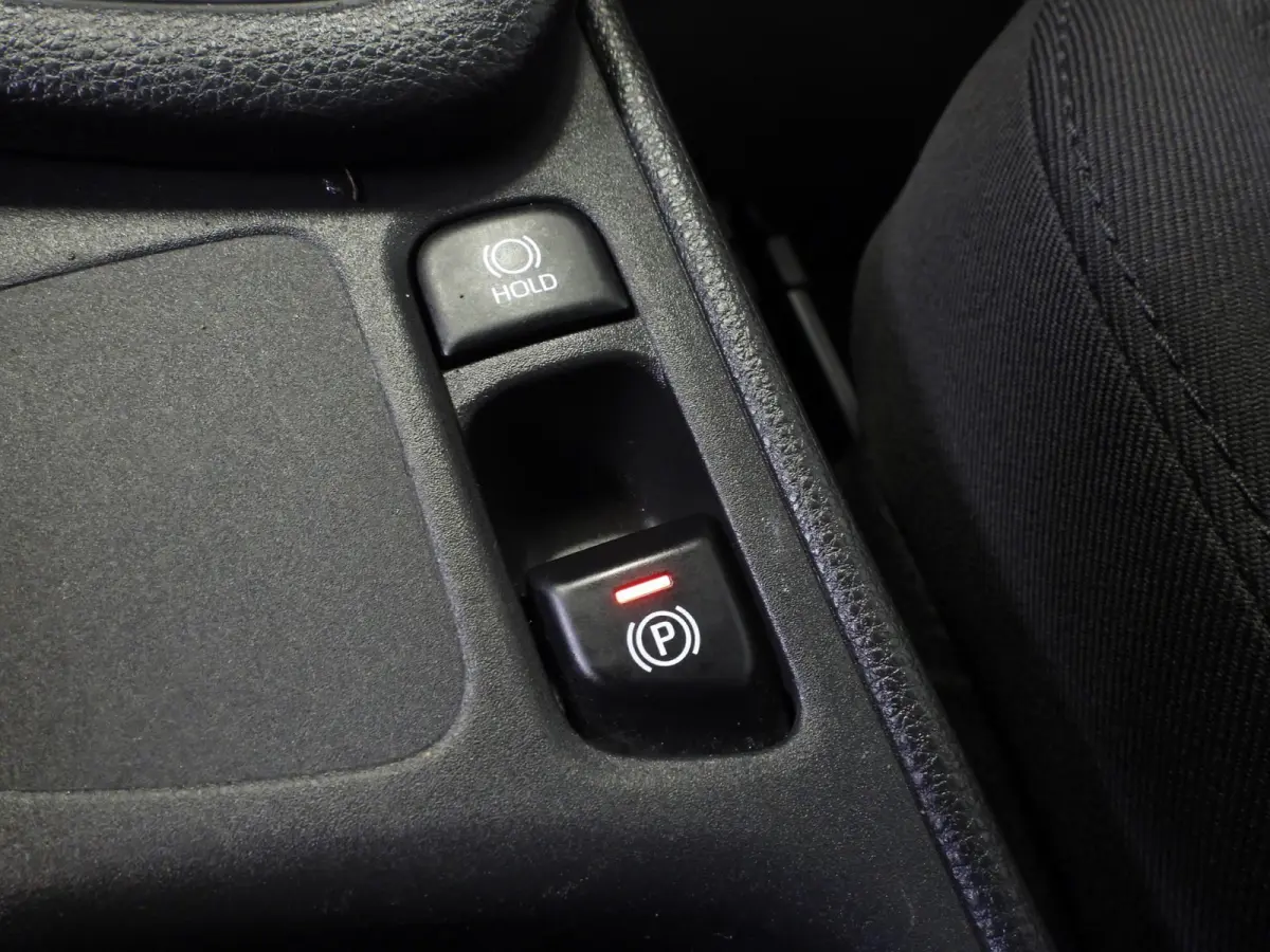 1.5 Hybrid 115 Active NAVI-APP/CLIMA/CAMERA/15"LMV!