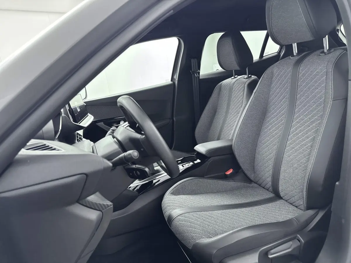 SUV 100pk Allure | 360% Camera | Verwarmbare voorstoelen | Carplay | Dodehoekbewaking | Navigatie |