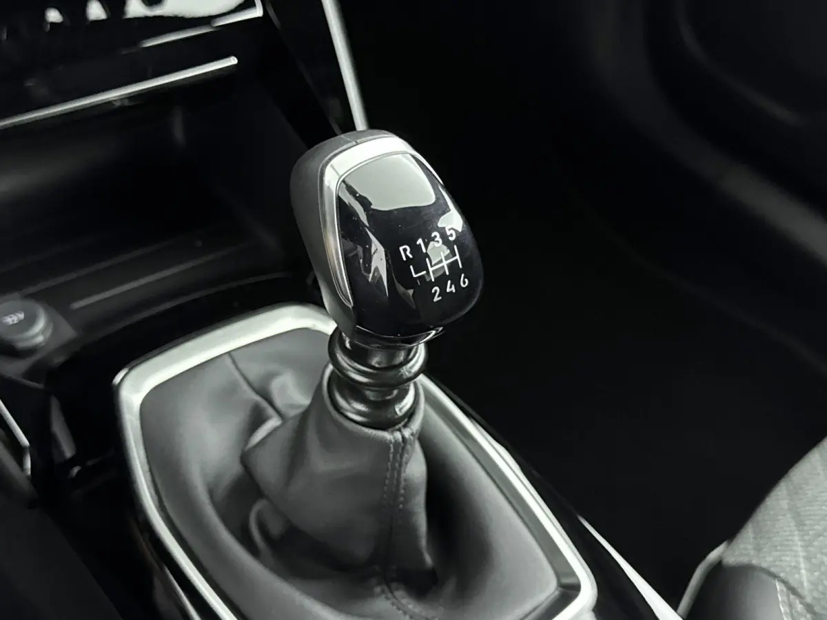 SUV 100pk Allure | 360% Camera | Verwarmbare voorstoelen | Carplay | Dodehoekbewaking | Navigatie |
