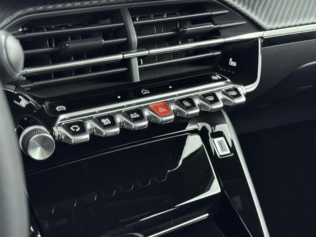 SUV 100pk Allure | 360% Camera | Verwarmbare voorstoelen | Carplay | Dodehoekbewaking | Navigatie |