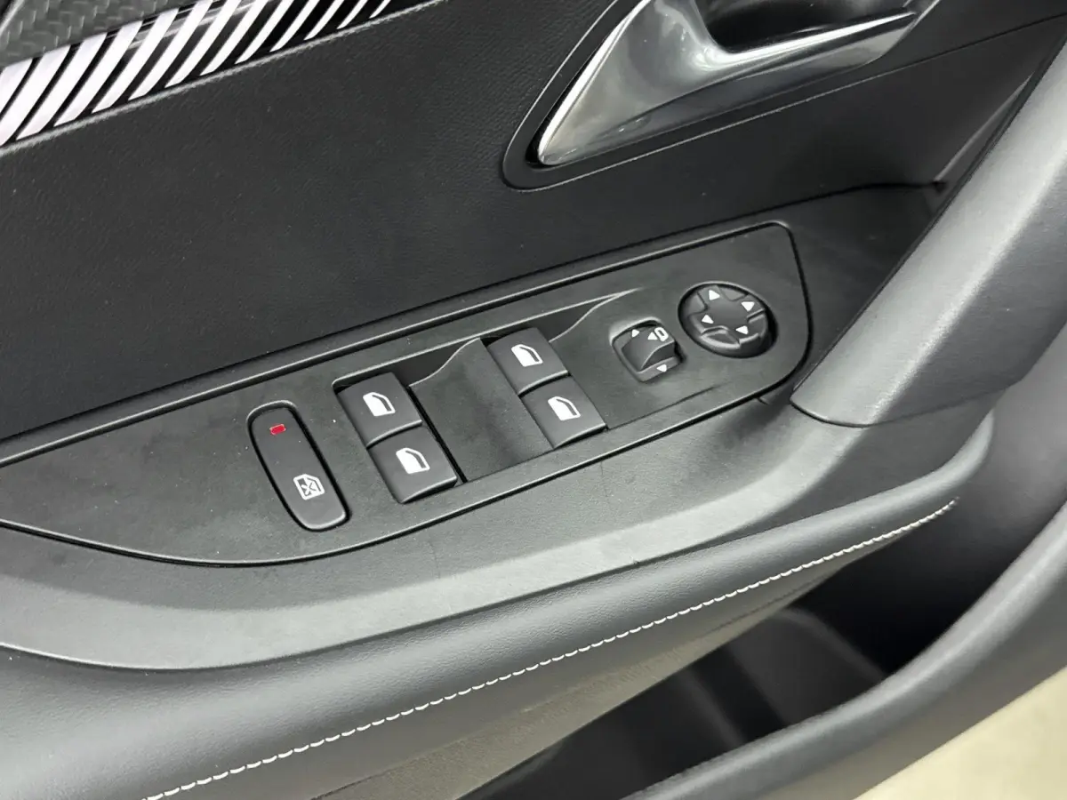 SUV 100pk Allure | 360% Camera | Verwarmbare voorstoelen | Carplay | Dodehoekbewaking | Navigatie |