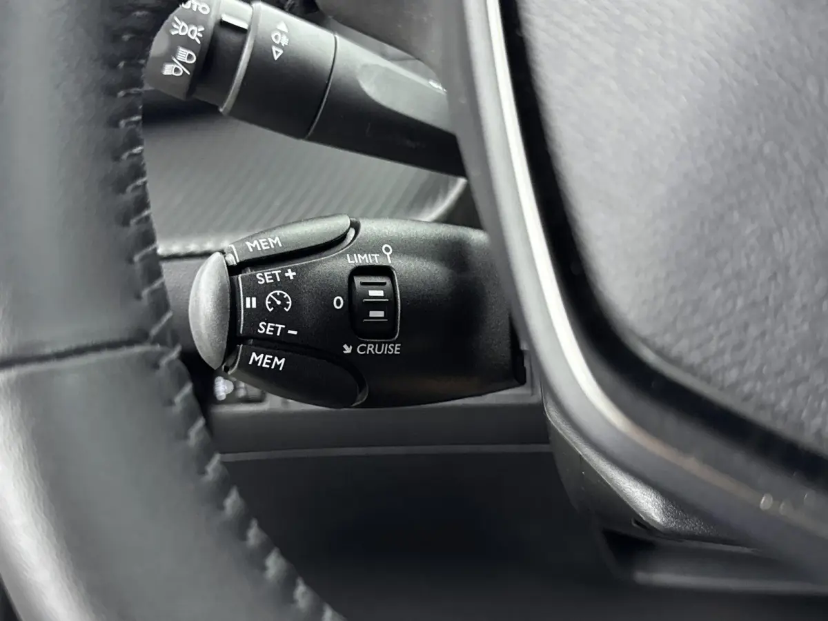 SUV 100pk Allure | 360% Camera | Verwarmbare voorstoelen | Carplay | Dodehoekbewaking | Navigatie |