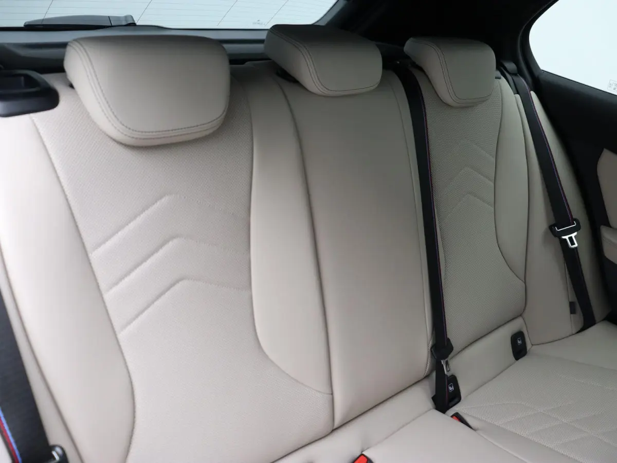 120 M Sportpakket Pro | Premium Pack | Stuurwielrand Verwarmd | Driving Assistant Plus | Harman Kardon | 19''