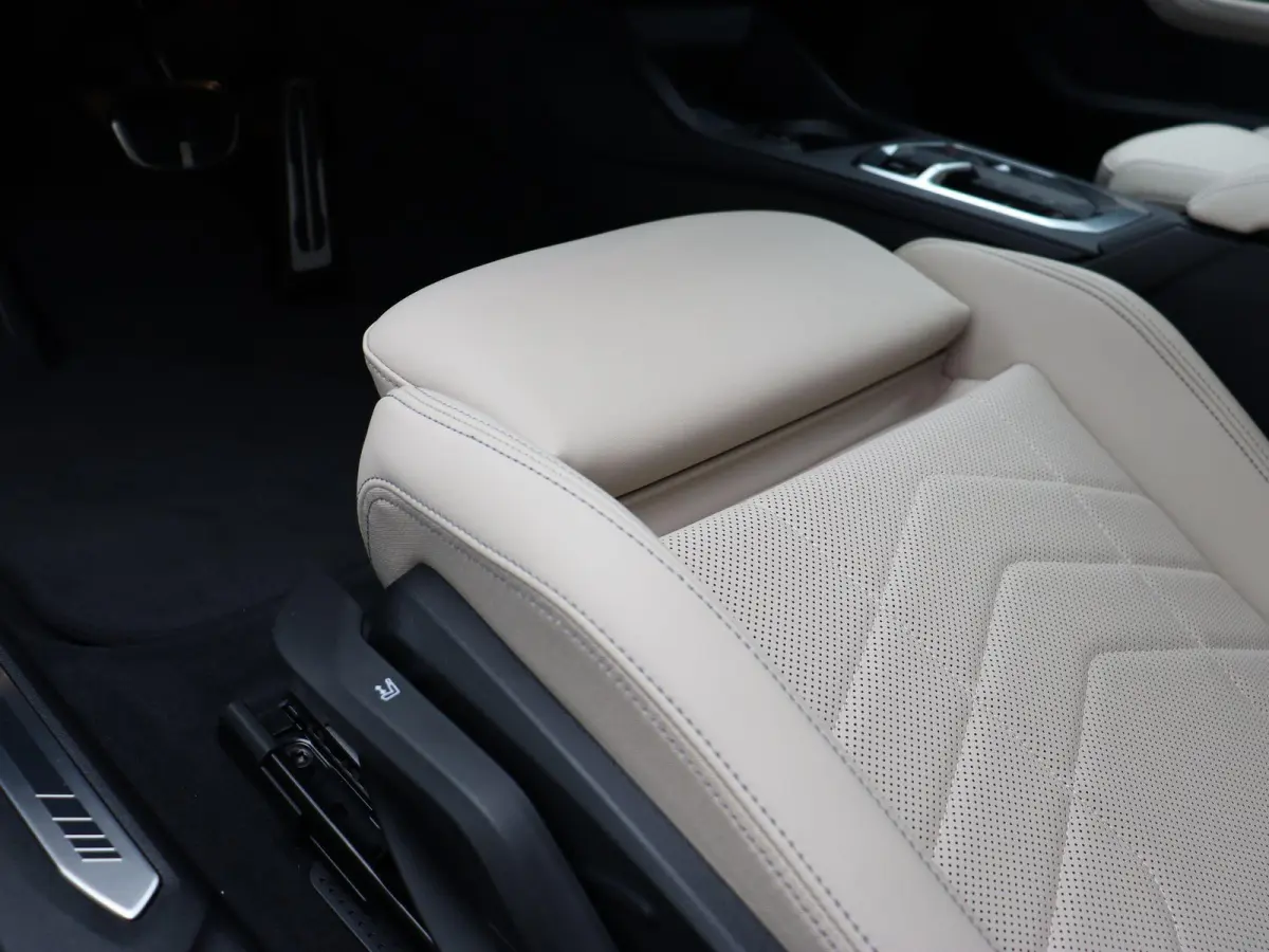 120 M Sportpakket Pro | Premium Pack | Stuurwielrand Verwarmd | Driving Assistant Plus | Harman Kardon | 19''