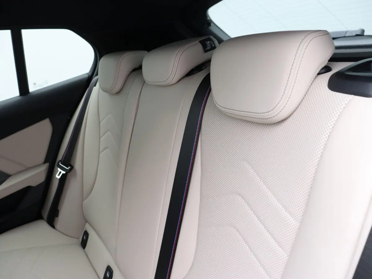 120 M Sportpakket Pro | Premium Pack | Stuurwielrand Verwarmd | Driving Assistant Plus | Harman Kardon | 19''
