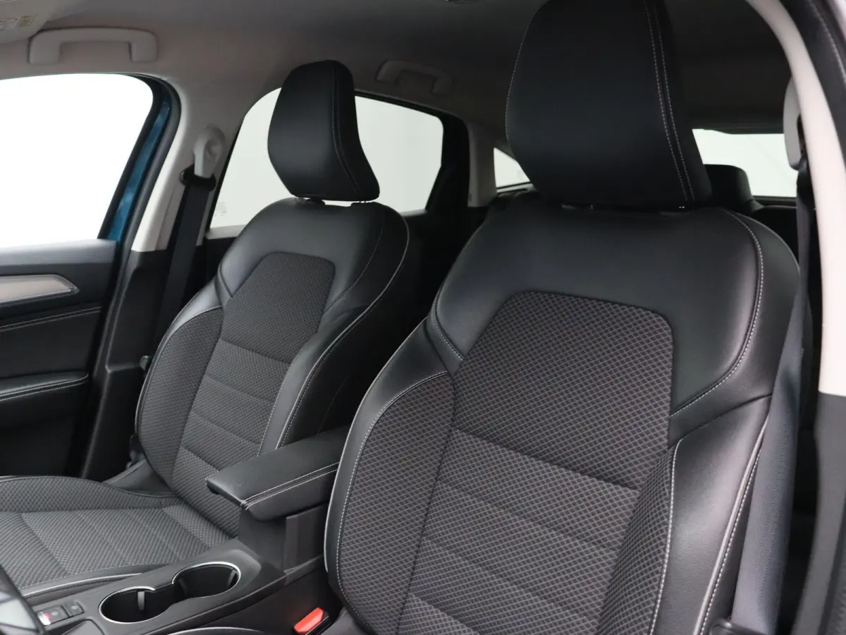 1.6 E-Tech Hybrid 145 Intens | Climate control | Stoel en stuurverwarming | Adaptive cruise control | Groot infotainment scherm | Half leder | Ledverlichting |