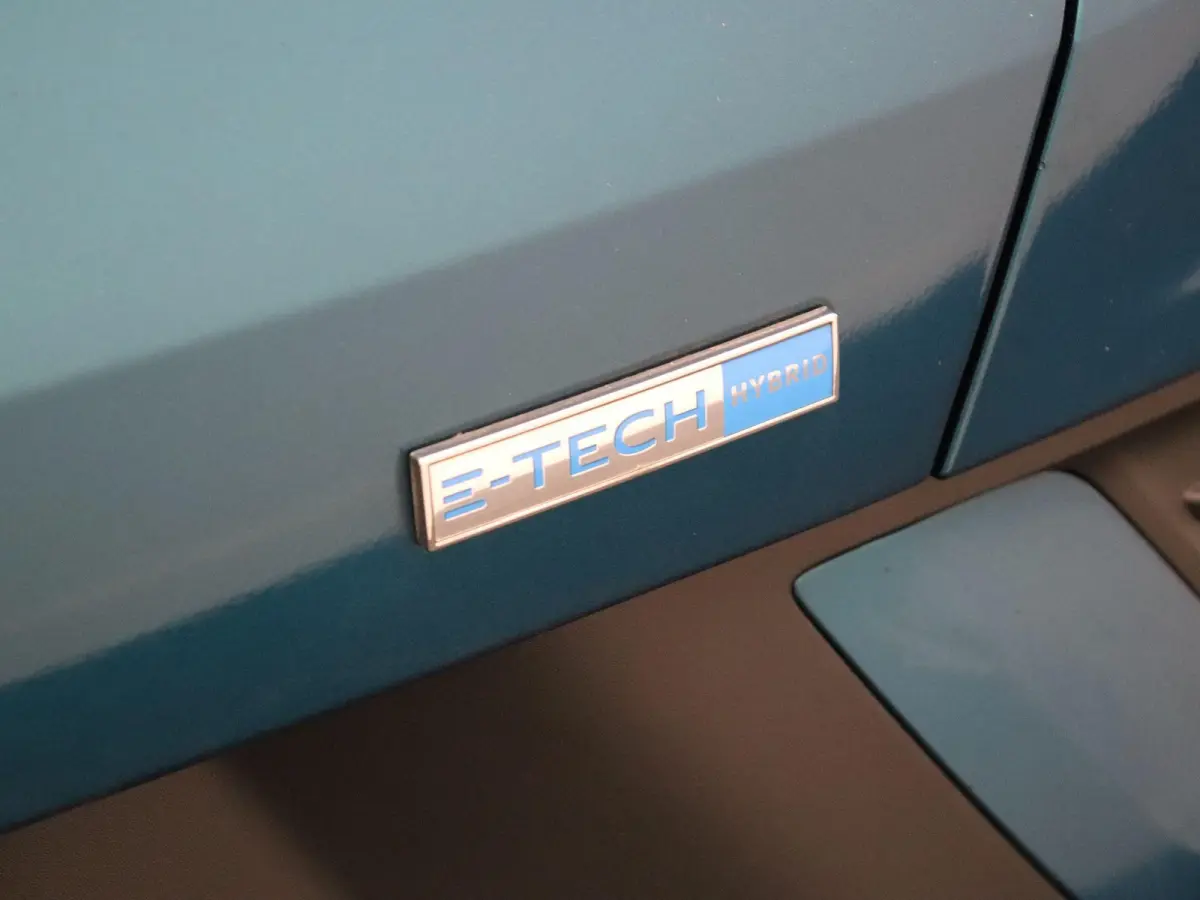 1.6 E-Tech Hybrid 145 Intens | Climate control | Stoel en stuurverwarming | Adaptive cruise control | Groot infotainment scherm | Half leder | Ledverlichting |
