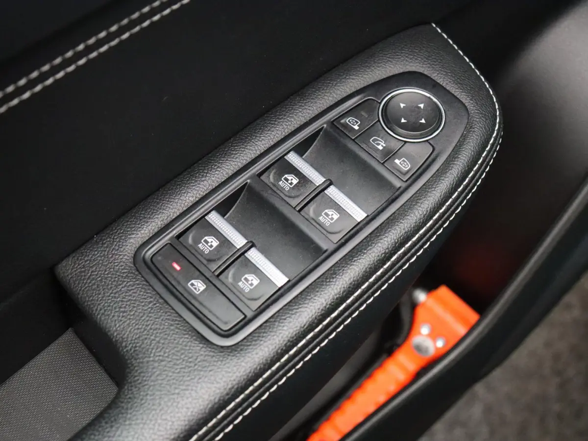 1.6 E-Tech Hybrid 145 Intens | Climate control | Stoel en stuurverwarming | Adaptive cruise control | Groot infotainment scherm | Half leder | Ledverlichting |