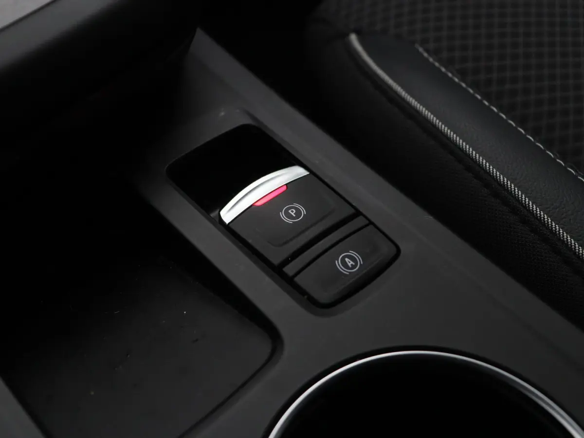 1.6 E-Tech Hybrid 145 Intens | Climate control | Stoel en stuurverwarming | Adaptive cruise control | Groot infotainment scherm | Half leder | Ledverlichting |
