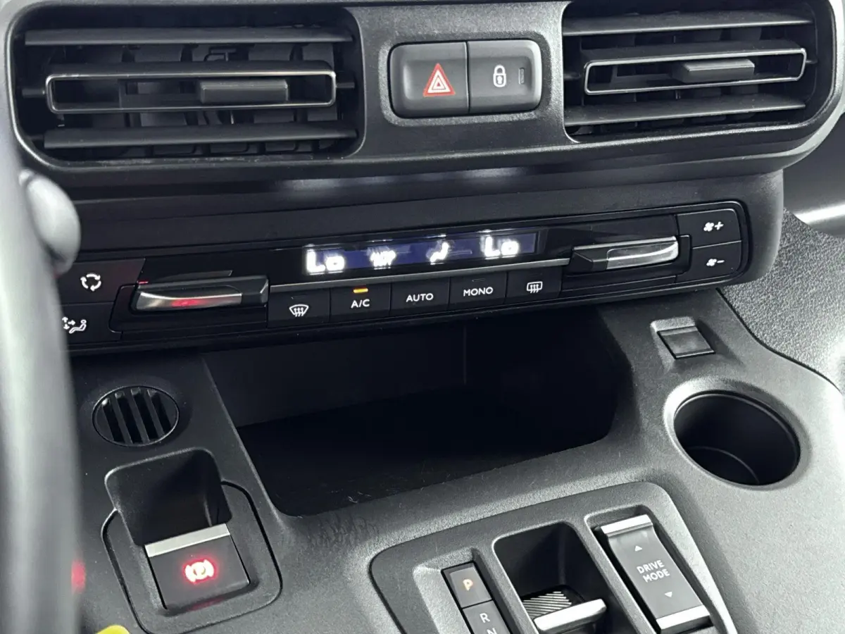 136 pk 50 kWh Shine | ACCU 95% |  Stoel/Vooruit Verwarming | Carplay | Parkeersensoren | Dodehoekbewaking | Automatische Airco