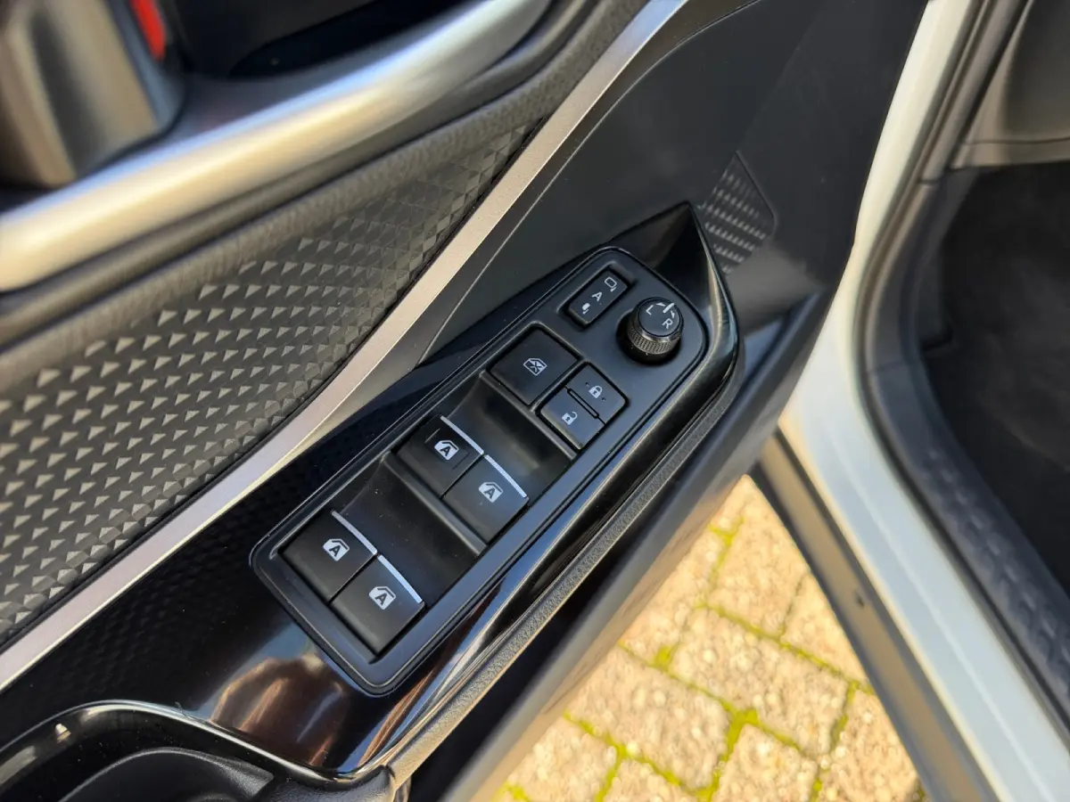 1.8 Hybrid Dynamic Aut- Camera, Navigatie, Stoelverwarming, Trekhaak, Privacy Glass