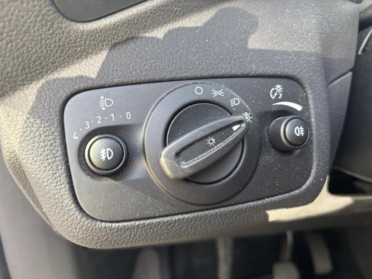 1.0 Titanium 125PK Panodak Cruise Elek. Achterklep Verwarmde Voorruit Navi Climate Parkeersensoren Achter Carplay *Dealer Onderhouden*