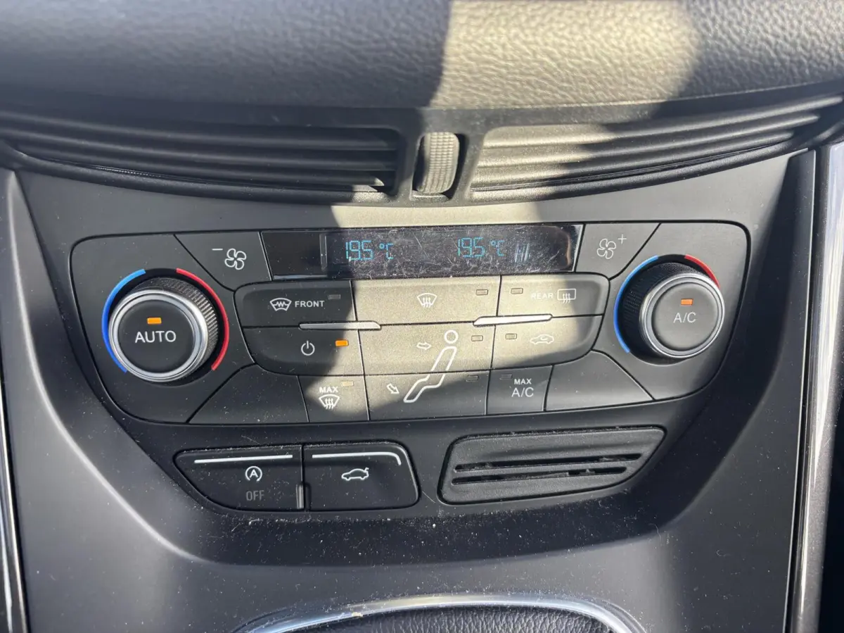 1.0 Titanium 125PK Panodak Cruise Elek. Achterklep Verwarmde Voorruit Navi Climate Parkeersensoren Achter Carplay *Dealer Onderhouden*