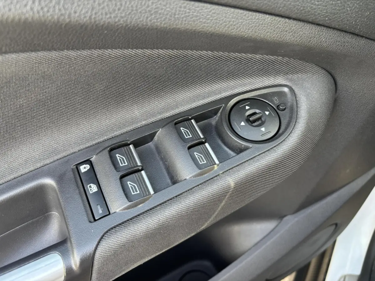 1.0 Titanium 125PK Panodak Cruise Elek. Achterklep Verwarmde Voorruit Navi Climate Parkeersensoren Achter Carplay *Dealer Onderhouden*