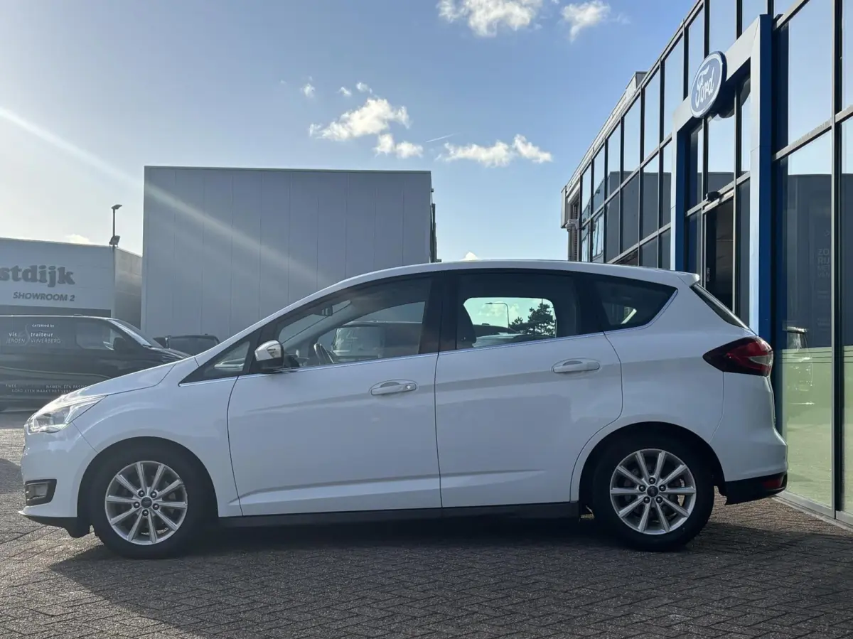 1.0 Titanium 125PK Panodak Cruise Elek. Achterklep Verwarmde Voorruit Navi Climate Parkeersensoren Achter Carplay *Dealer Onderhouden*