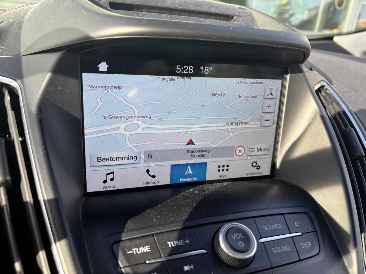 1.0 Titanium 125PK Panodak Cruise Elek. Achterklep Verwarmde Voorruit Navi Climate Parkeersensoren Achter Carplay *Dealer Onderhouden*
