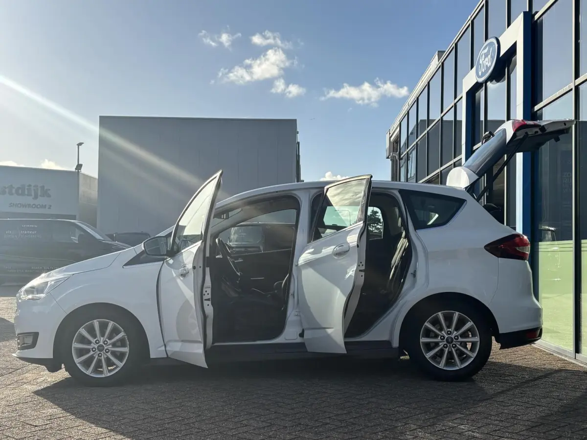1.0 Titanium 125PK Panodak Cruise Elek. Achterklep Verwarmde Voorruit Navi Climate Parkeersensoren Achter Carplay *Dealer Onderhouden*