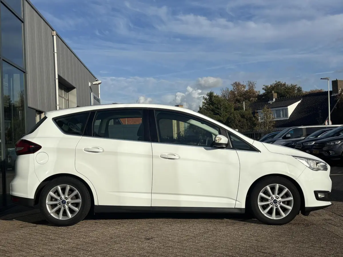 1.0 Titanium 125PK Panodak Cruise Elek. Achterklep Verwarmde Voorruit Navi Climate Parkeersensoren Achter Carplay *Dealer Onderhouden*
