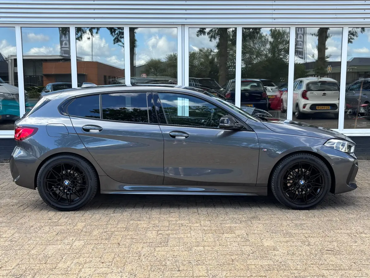 118d High Executive | M Pakket | Shadow Line | Apple Carplay | Achterruitrijcamera