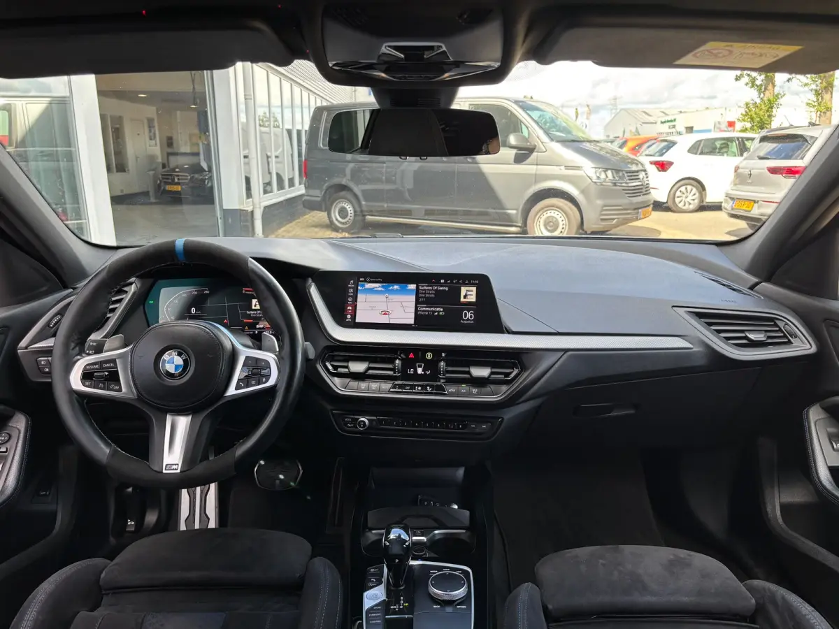 118d High Executive | M Pakket | Shadow Line | Apple Carplay | Achterruitrijcamera