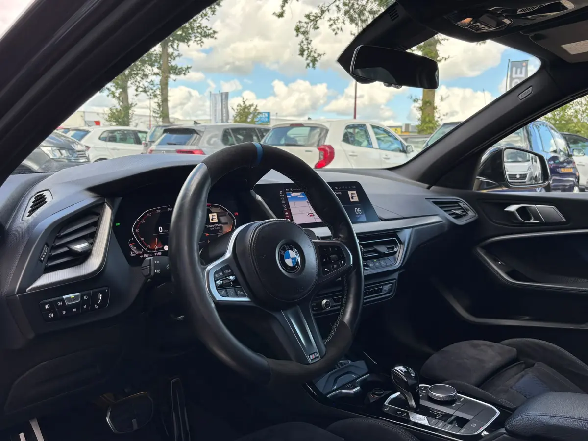 118d High Executive | M Pakket | Shadow Line | Apple Carplay | Achterruitrijcamera