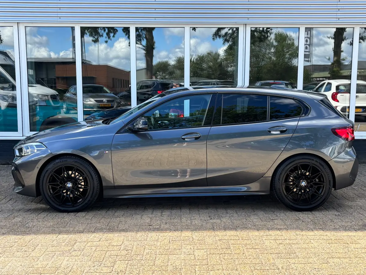 118d High Executive | M Pakket | Shadow Line | Apple Carplay | Achterruitrijcamera