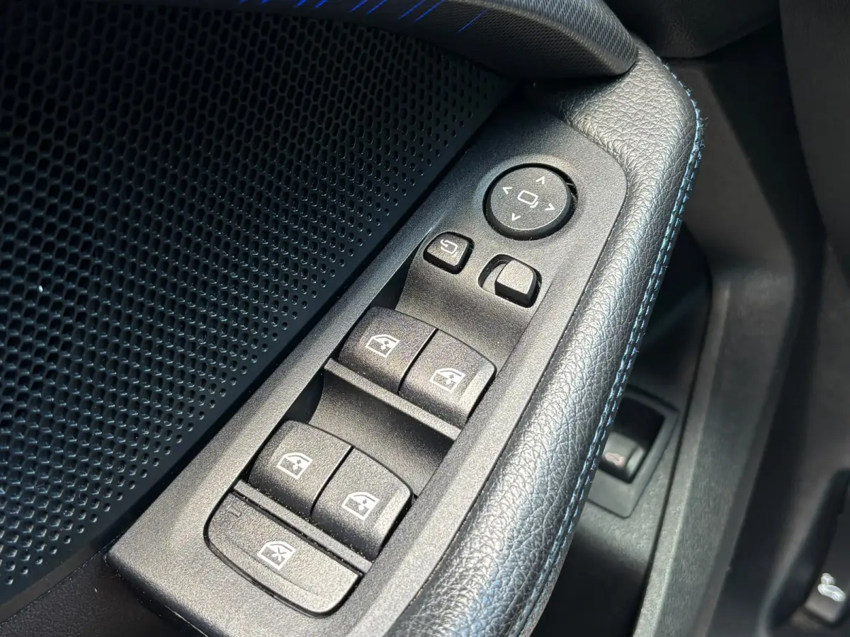 118d High Executive | M Pakket | Shadow Line | Apple Carplay | Achterruitrijcamera